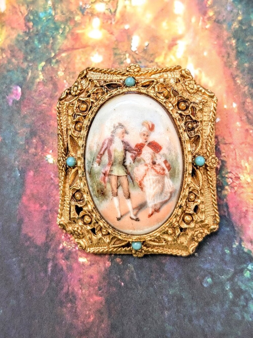 Vintage Victorian Colonial Courting Couple Brooch with Elaborate Setting